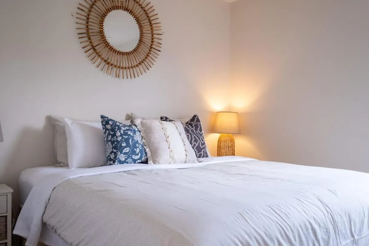 Chic Coastal Home On Orealla 선라이즈 비치