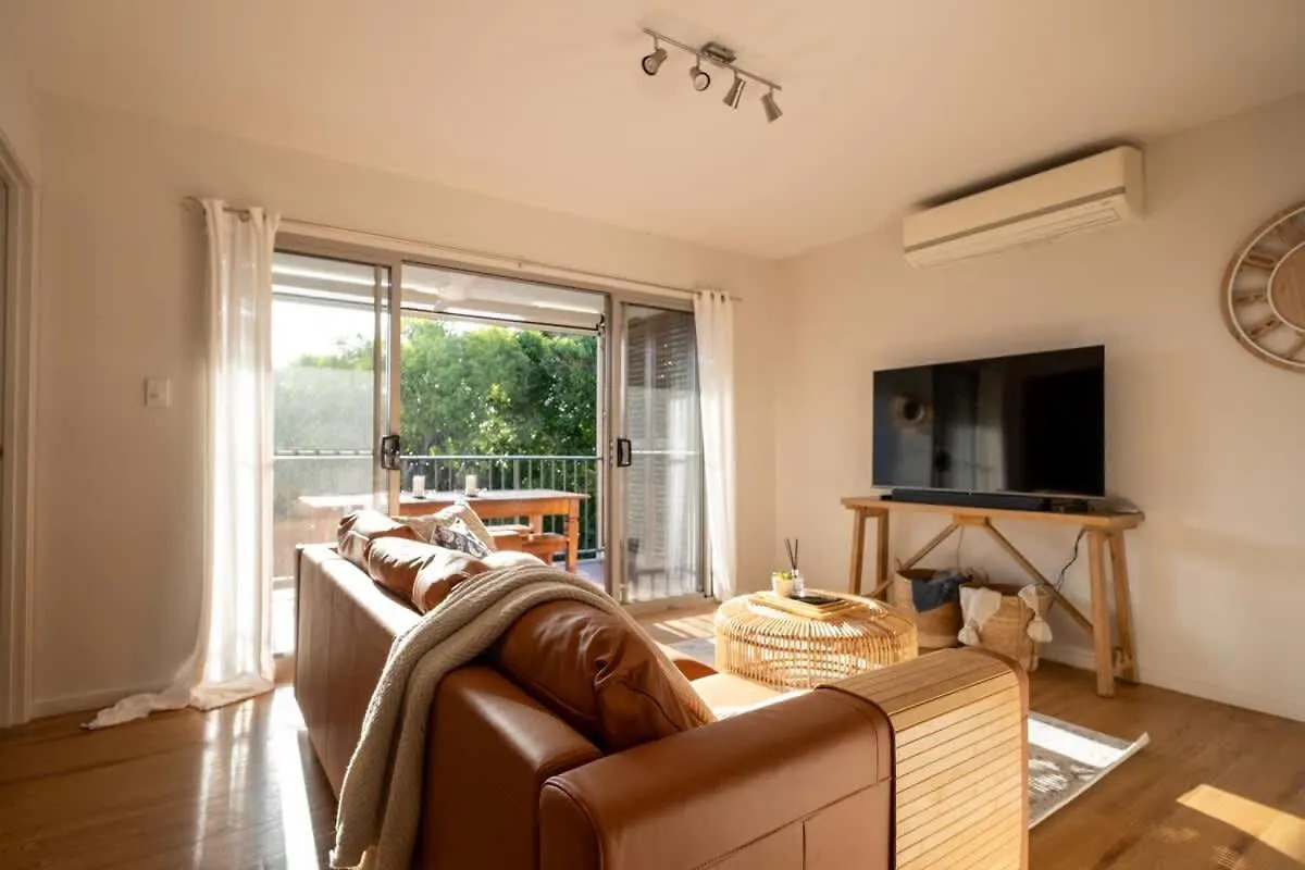 Chic Coastal Home On Orealla 선라이즈 비치 펜션