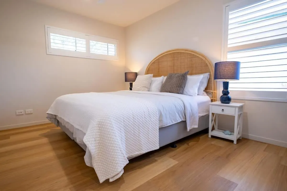Chic Coastal Home On Orealla 선라이즈 비치 0*,  오스트레일리아