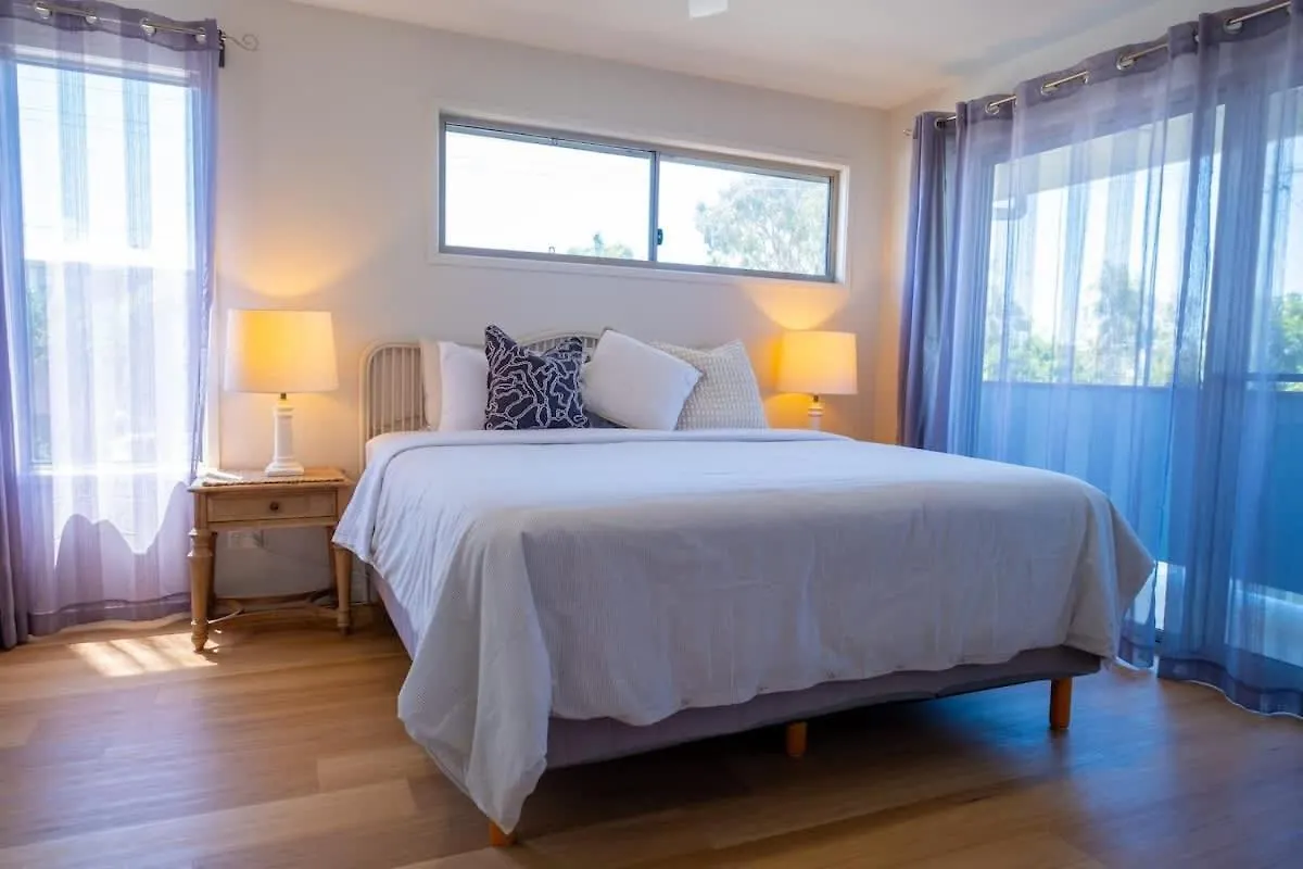 Chic Coastal Home On Orealla 선라이즈 비치 0*,