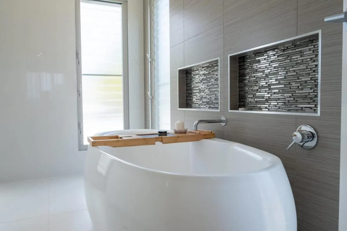 Chic Coastal Home On Orealla 선라이즈 비치 펜션